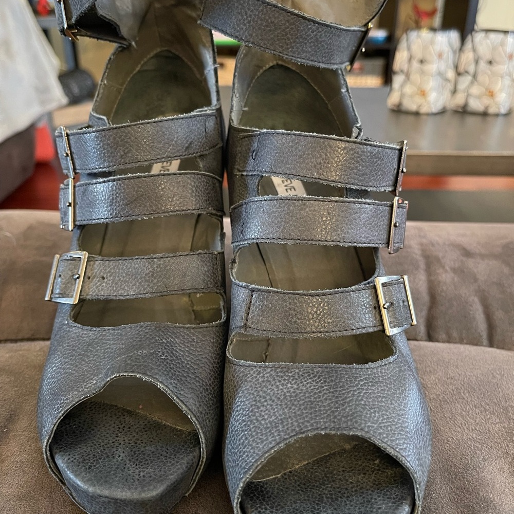 Steve Madden high 5 strap open toe wedges😁 Size 8